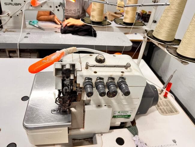 Uma máquina de costura industrial, ponto cadeia, marca Zoje - leilão judicial - Não informado BR - lance mínimo R$ 1.000