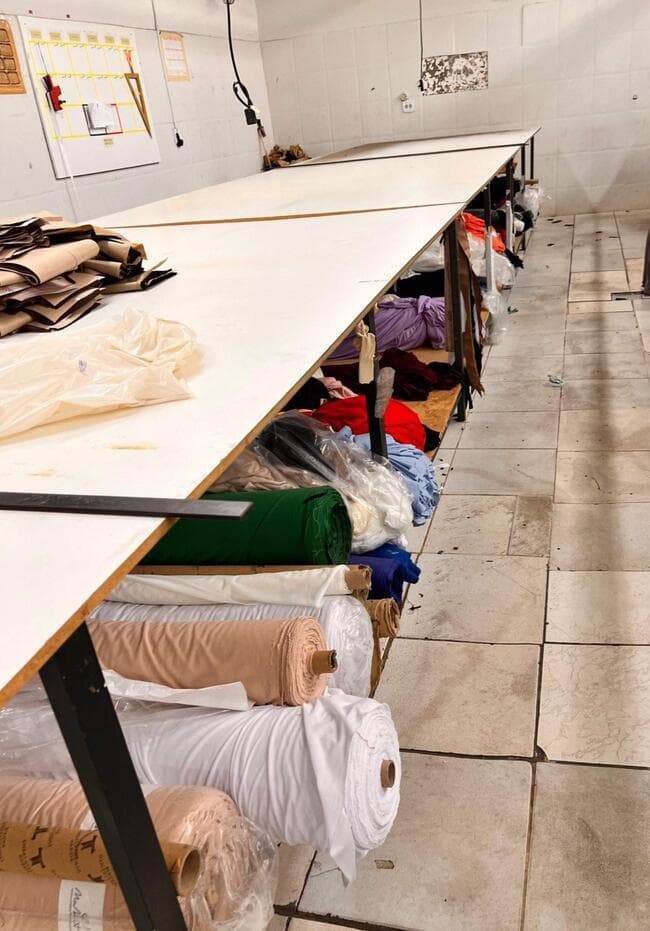 Seis mesas de corte, com tampo em madeira e pés em metal - leilão judicial - Não informado BR - lance mínimo R$ 650